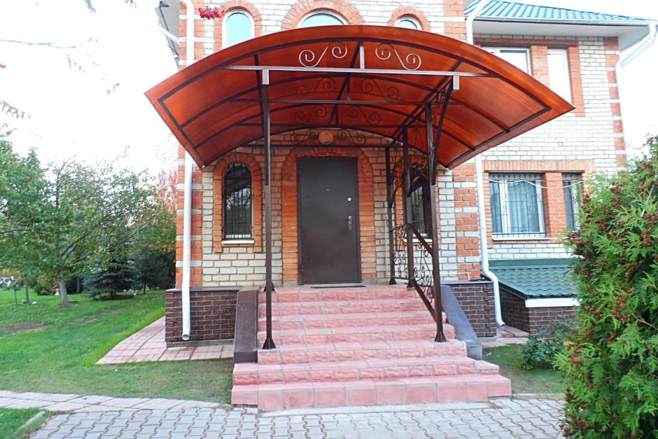 Навес над крыльцом из поликарбоната