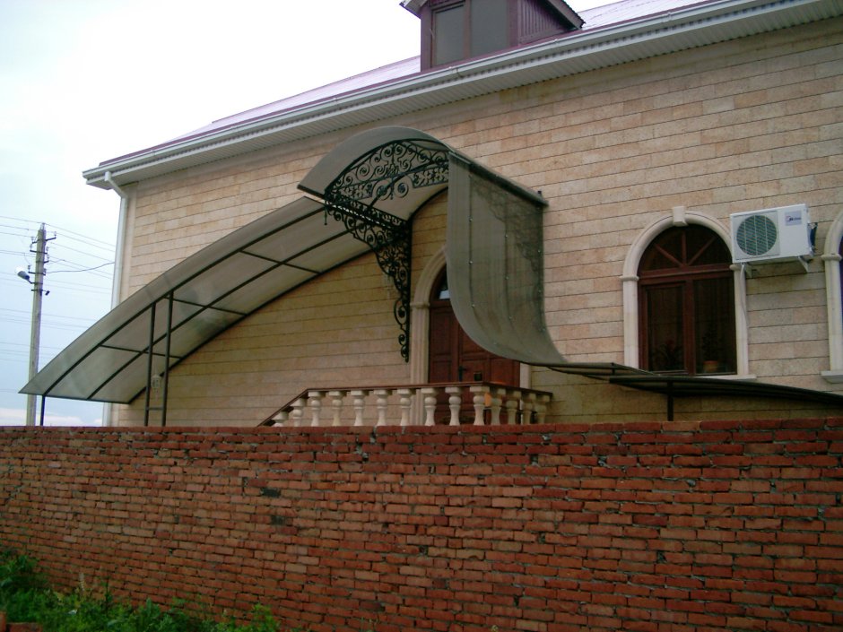 Навес над лестницей