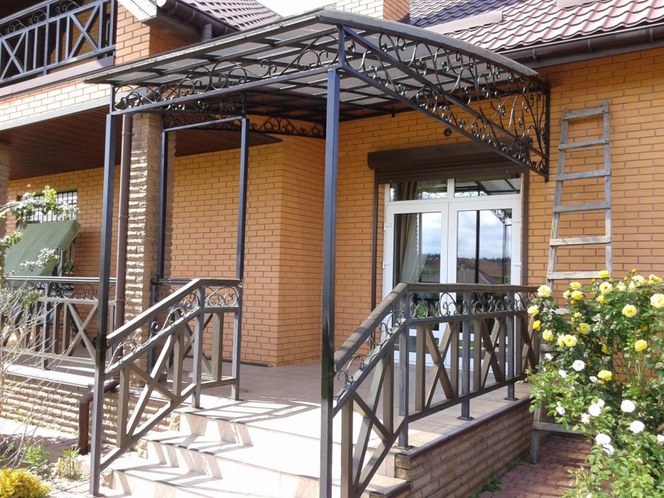 Навес над крыльцом частного дома