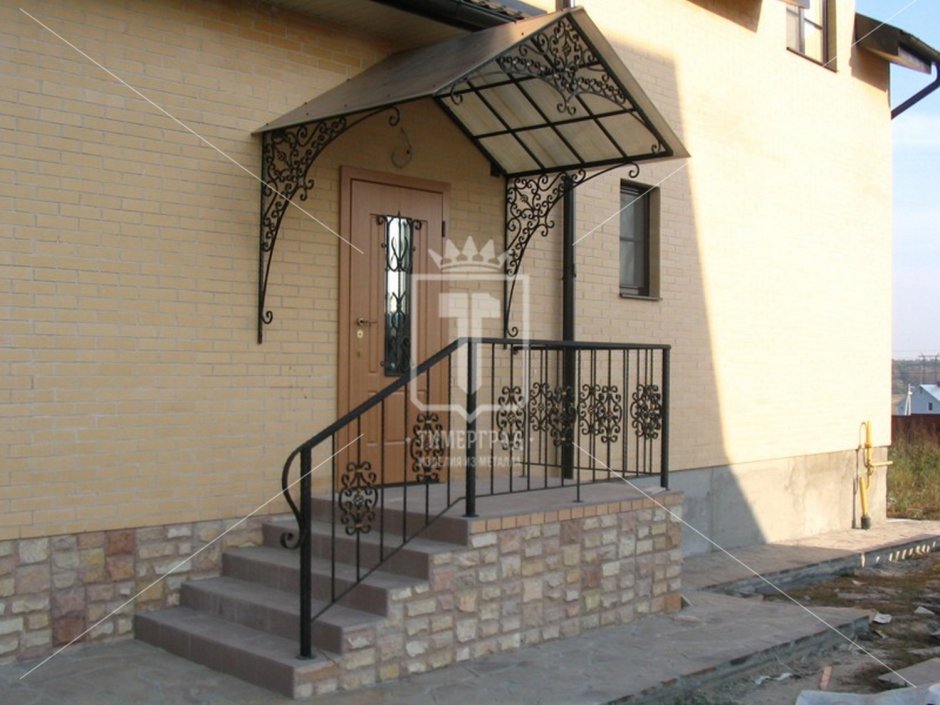 Крыльцо для частного дома с навесом