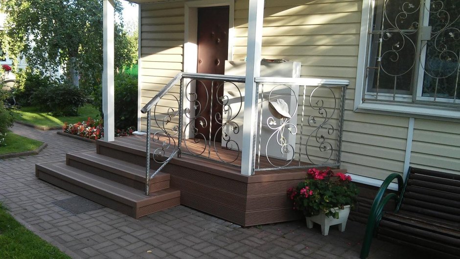 Крыльцо для частного дома из металла