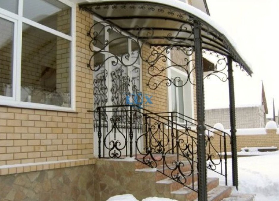 Кованое крыльцо с навесом