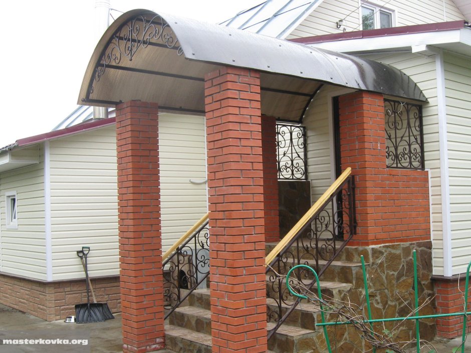Навес над крыльцом с колоннами