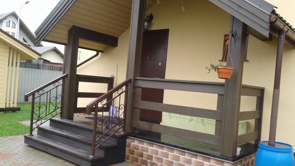 Крыльцо для частного дома с навесом
