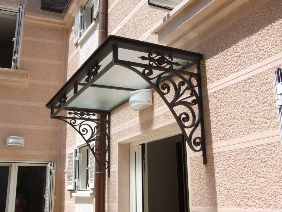 Прямой козырек над крыльцом