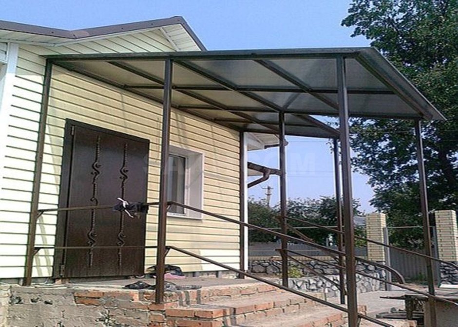 Навес над террасой из металлического профиля