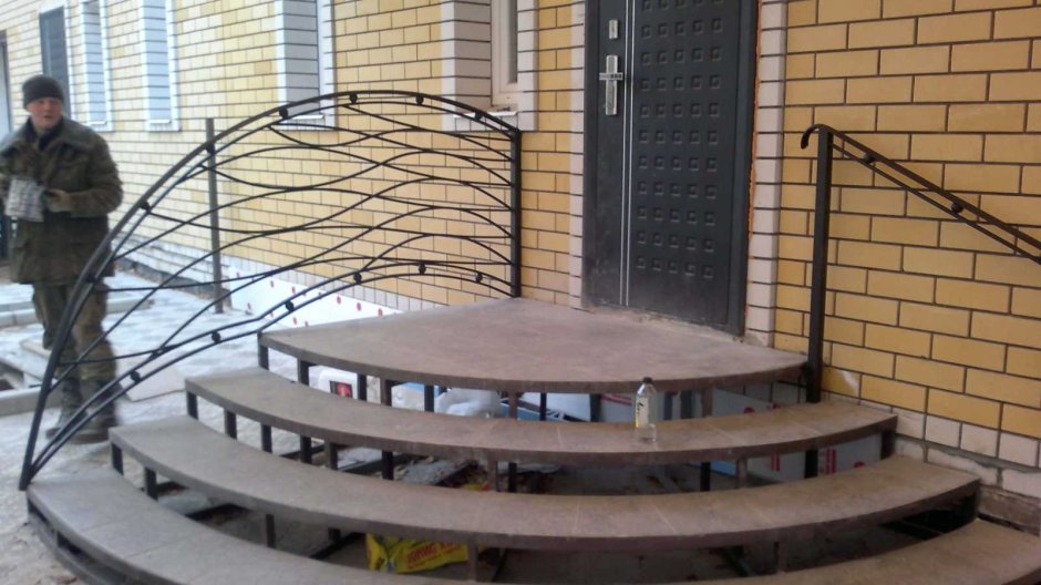 Полукруглая лестница для крыльца