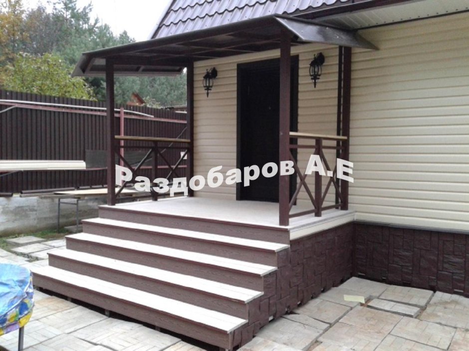 Крыльцо из террасной доски с навесом