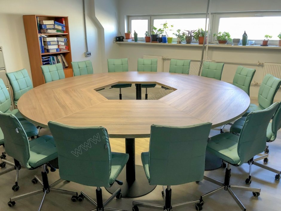 Стол для переговоров растения