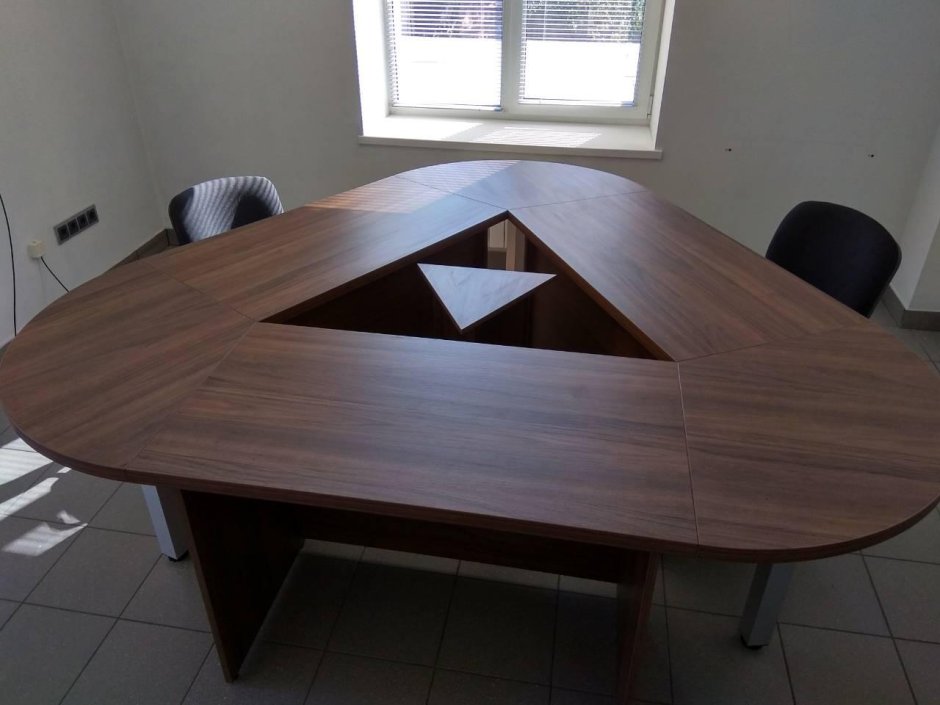 Треугольные столы для офиса