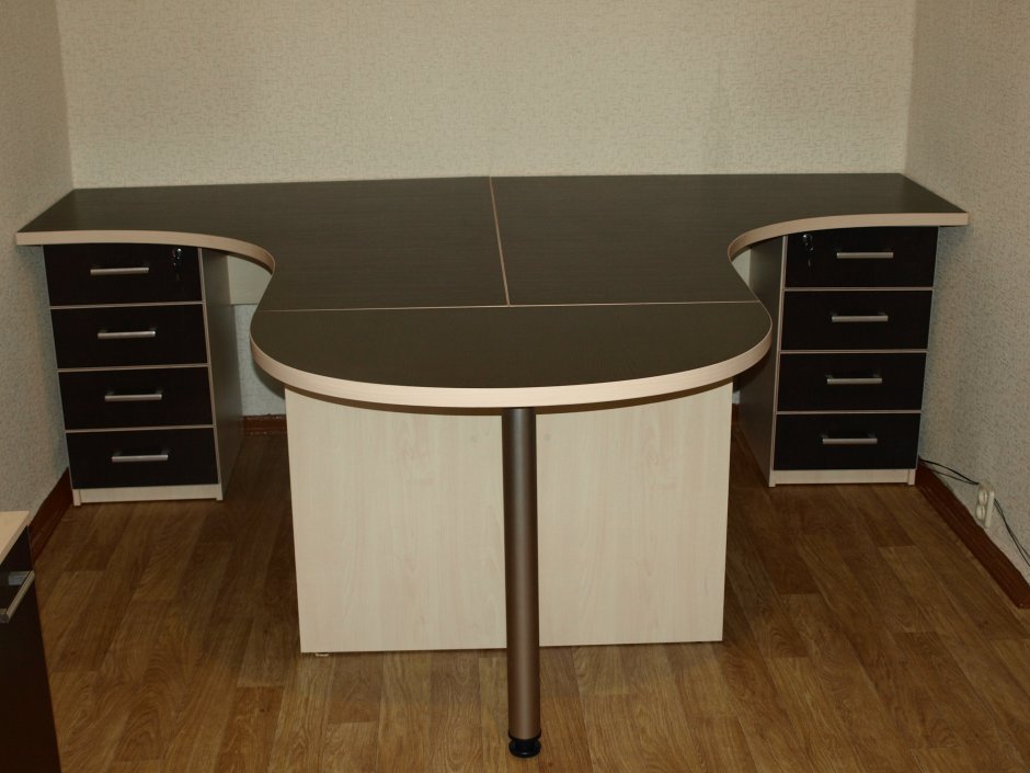 Стол треугольный офисный