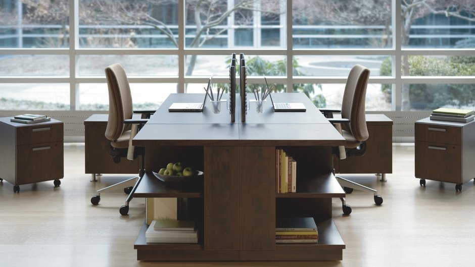 Треугольный стол для переговоров