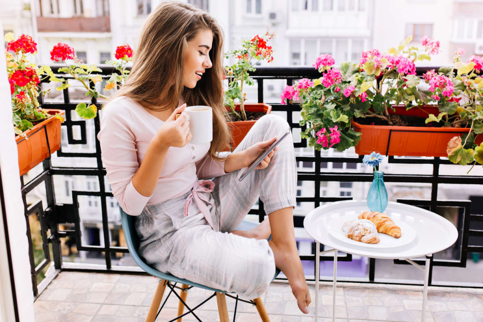 Девушка завтракает в кафе