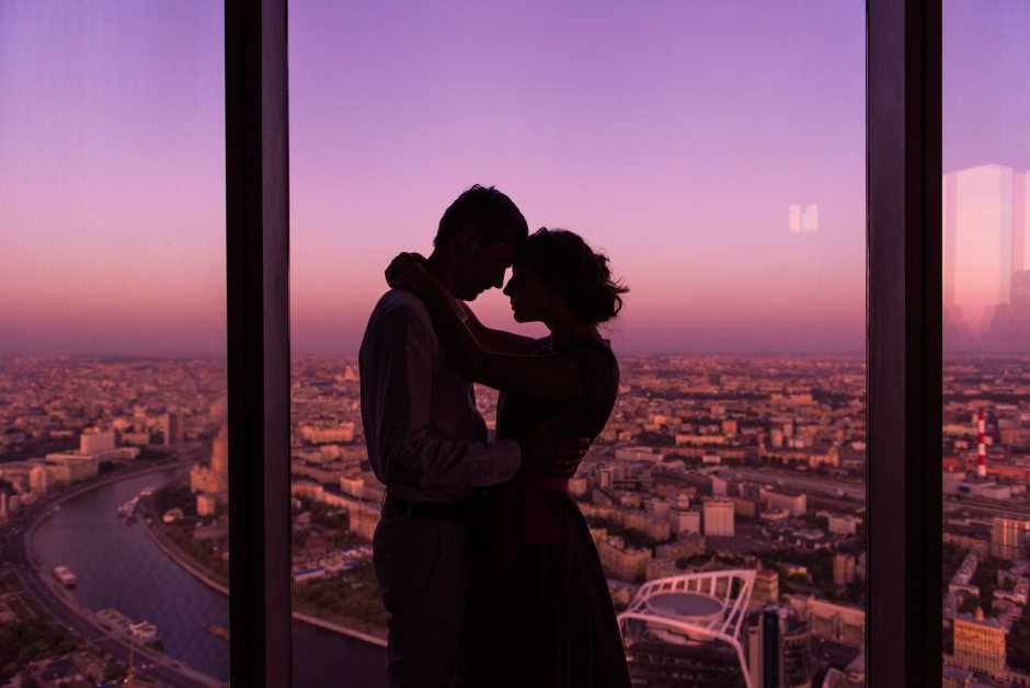 Влюбленные у окна