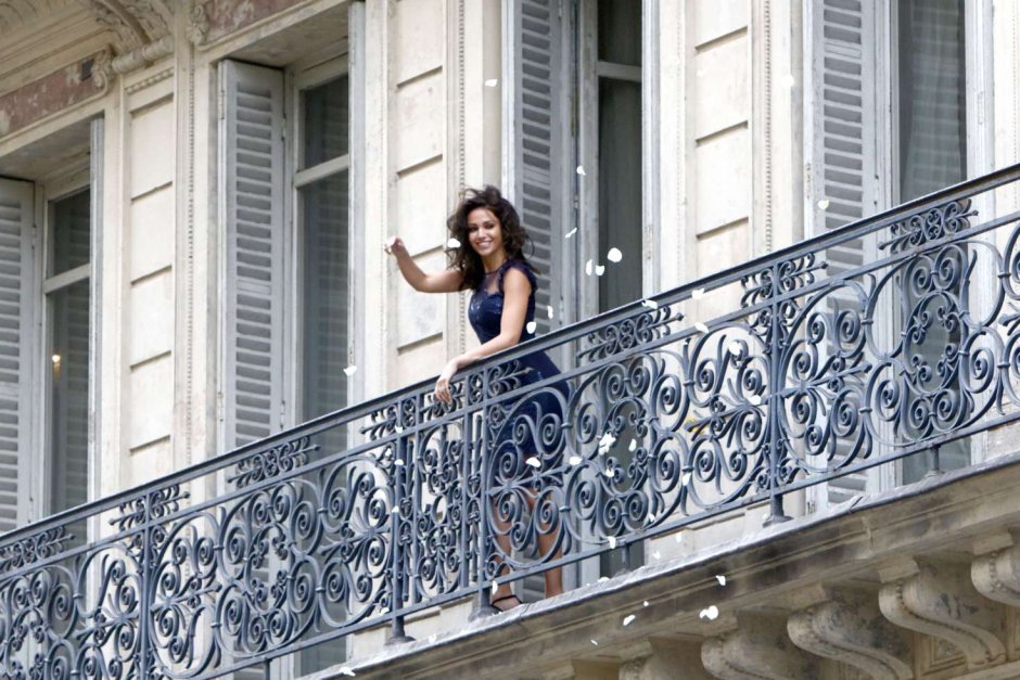 Девушка на балконе в Париже