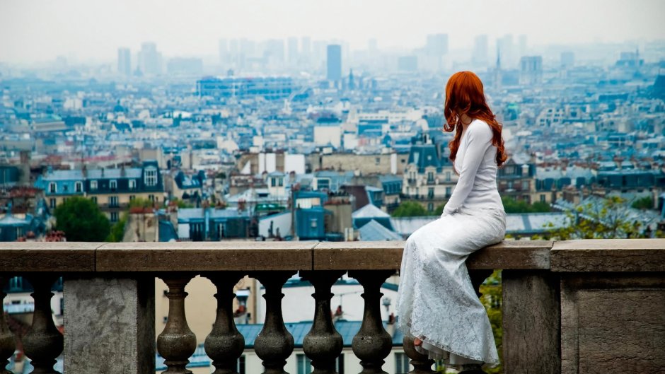 Женщина на фоне города