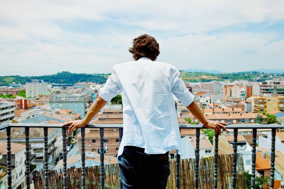 Парень на балконе