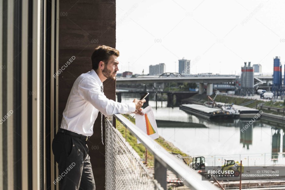 Мужчина стоящий на балконе