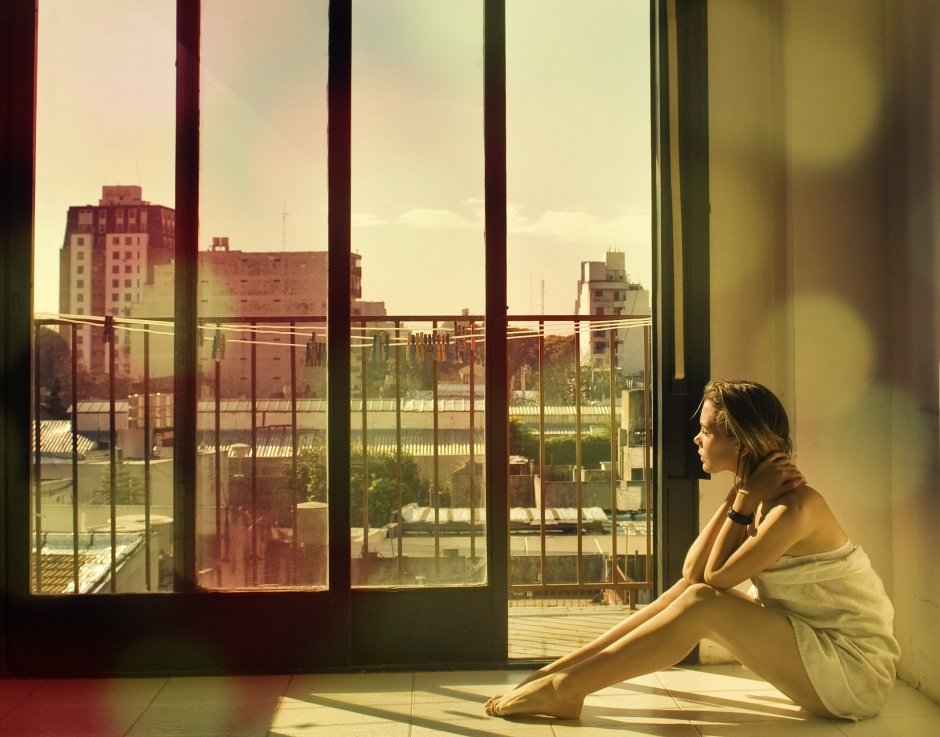 Девушка на фоне окна