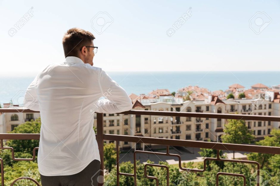 Парень на балконе