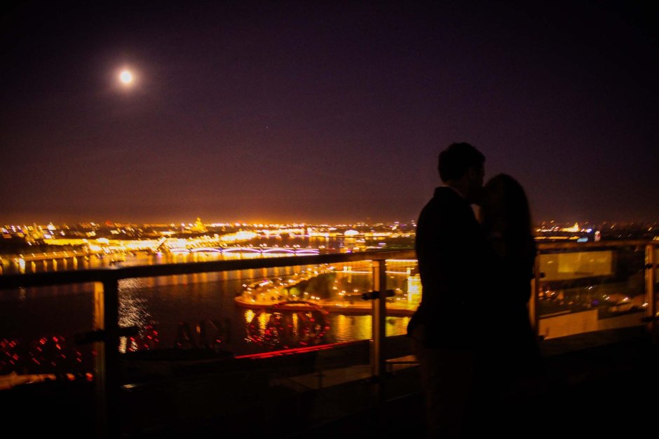 Влюбленные на крыше