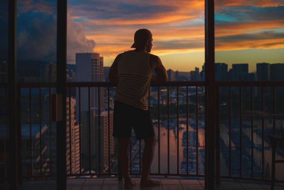 Человек на балконе