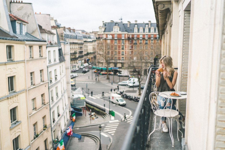 Девушка на балконе в Париже