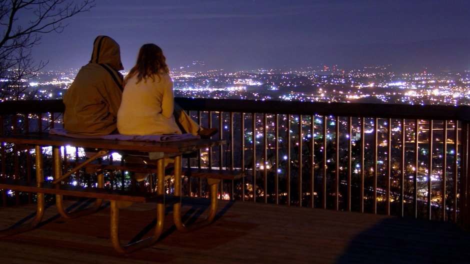 Двое влюбленных в городе