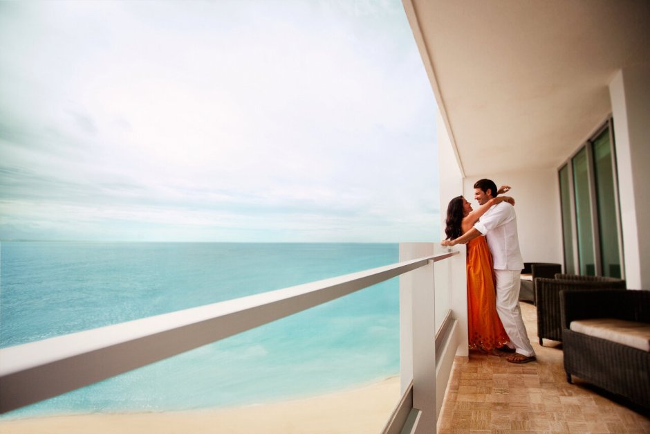 Домик у моря с видом на мужчину