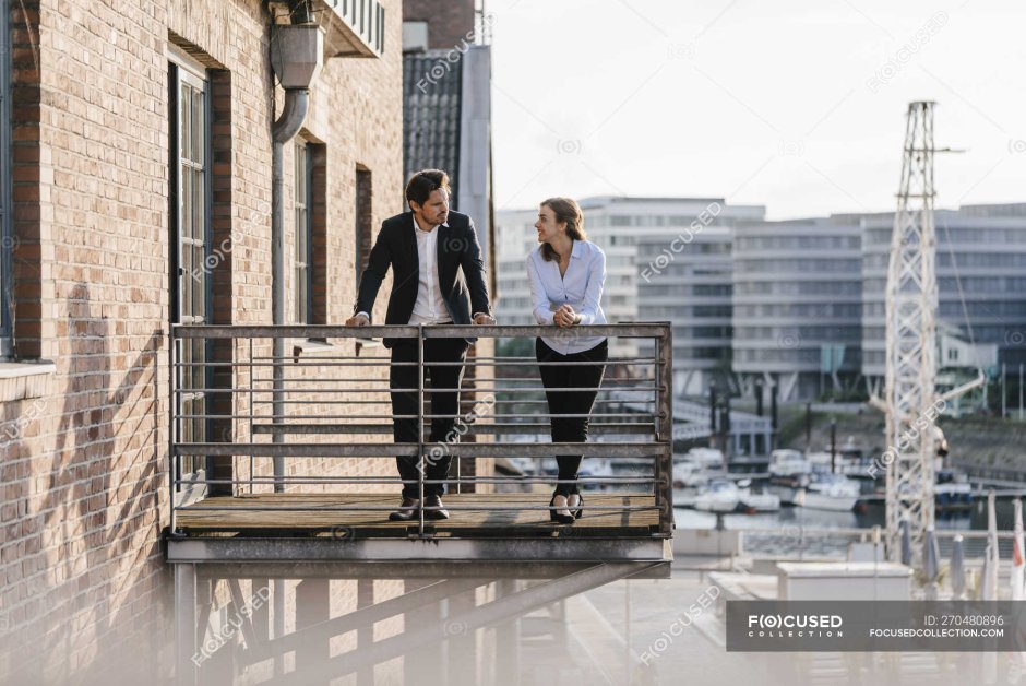 Два человека на балконе