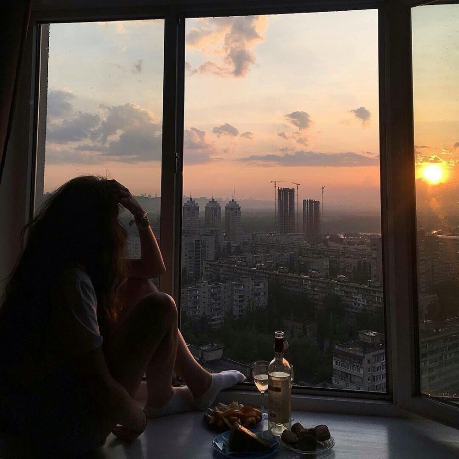 Подоконник с видом на город