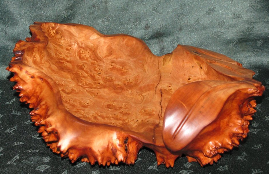 Столик из комеля дерева