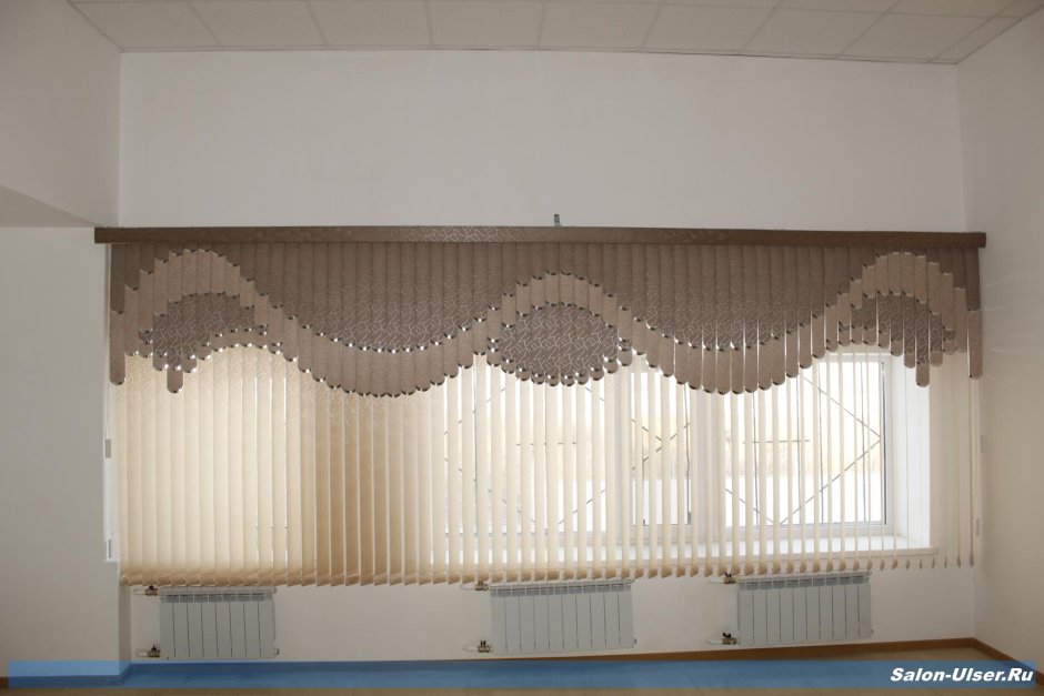 Жалюзи вертикальные с ламбрекеном в офис