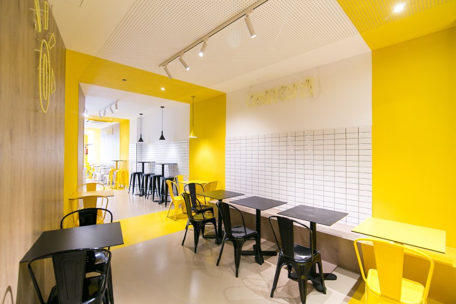 Интерьер кафе в желтом цвете