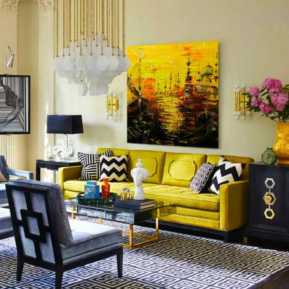 Гостиная с желтым диваном