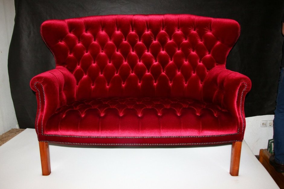 Красный диван с каретной стяжкой