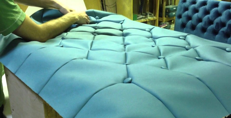 Диван с каретной строчкой