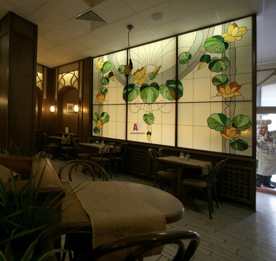 Кафе с витражными окнами