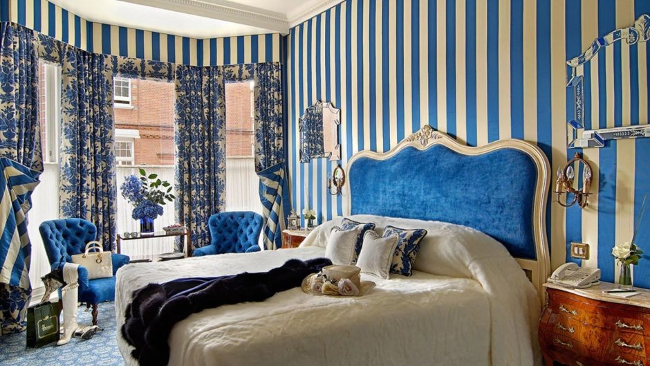 Синий и золото в интерьере спальни