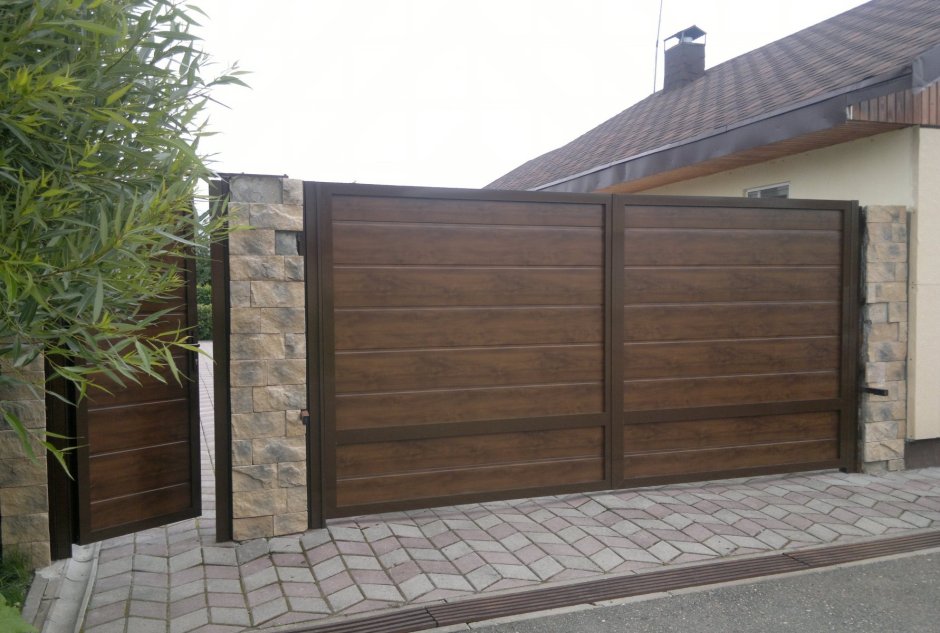 Распашные ворота Алютех темный дуб