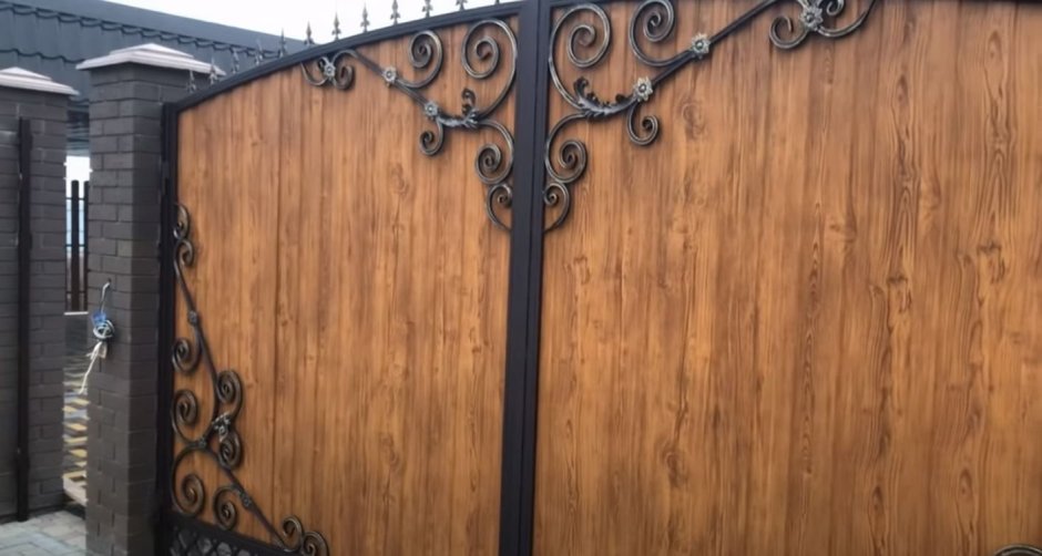 Ворота под дерево с элементами ковки
