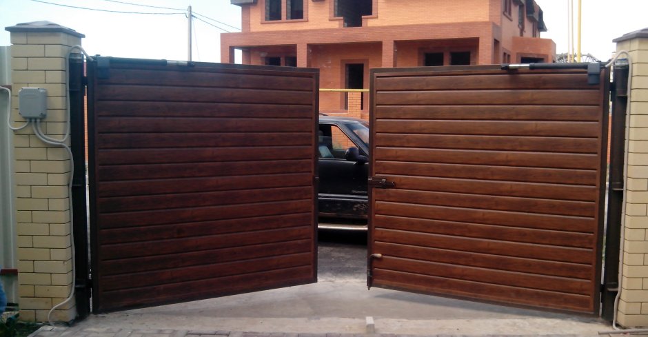 Распашные ворота из сайдинга