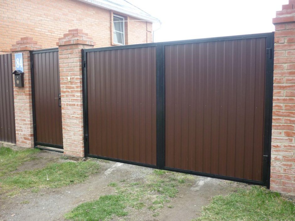 Ворота распашные из профнастила