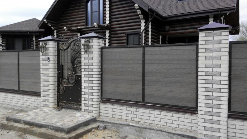 Ворота из серого кирпича
