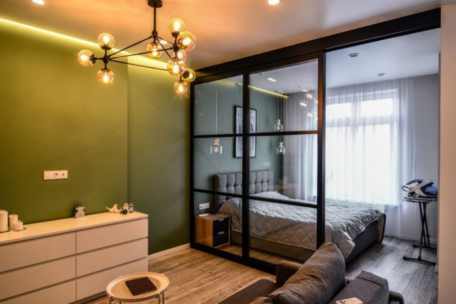 Стеклянная перегородка в спальнн