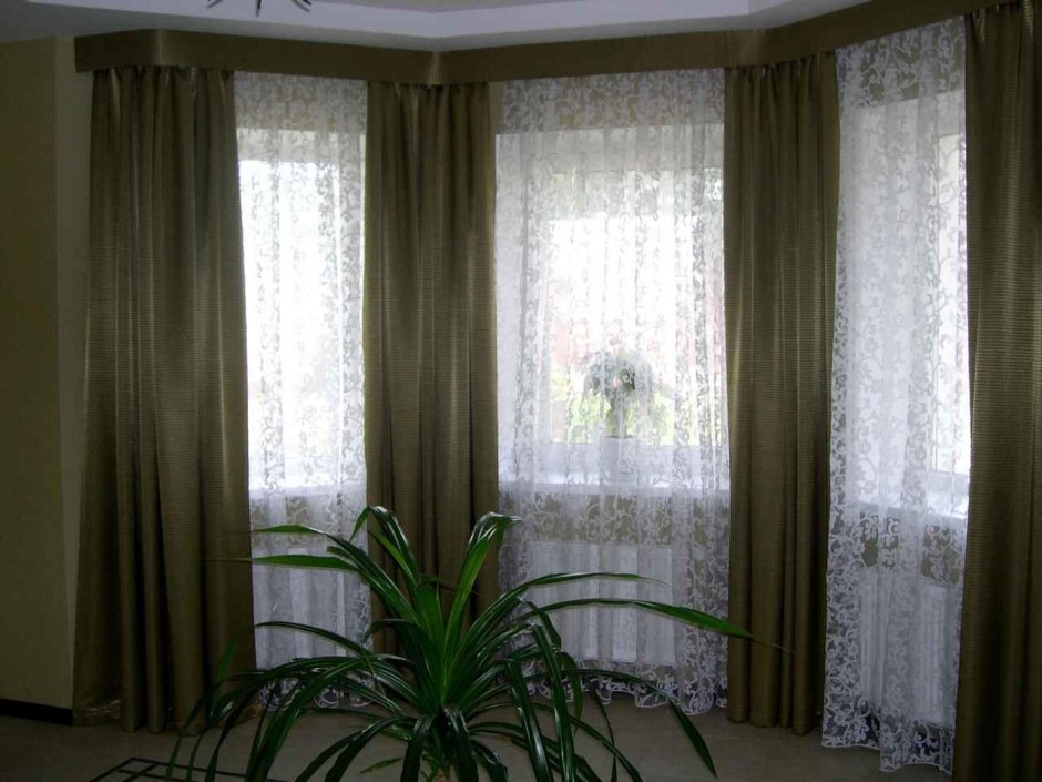 Шторы на эркерное окно в гостиной