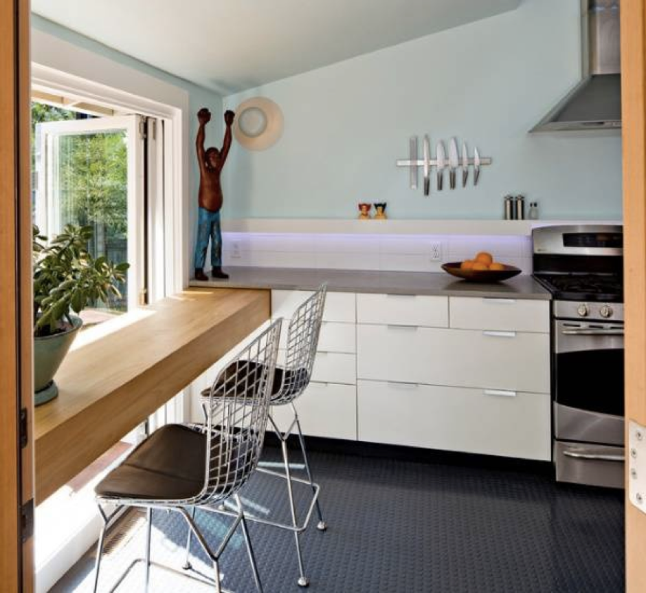 Кухни с барной столешницей возле окна