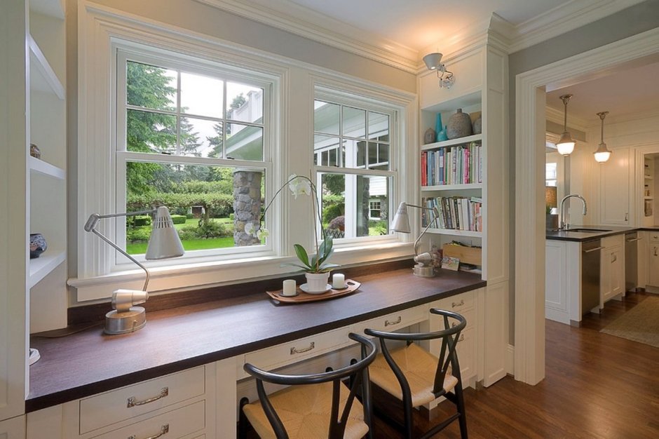 Стол у окна