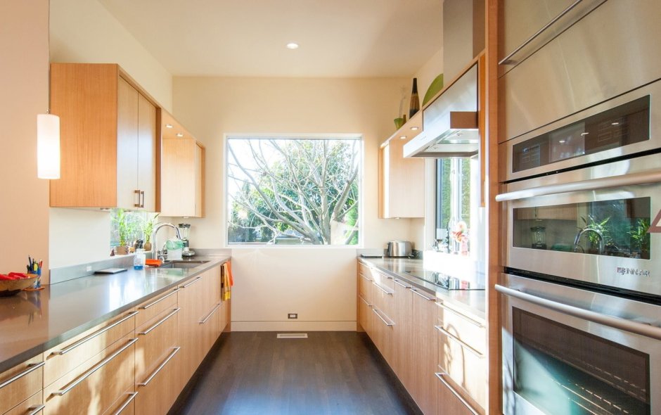 Двухрядная кухня с окном