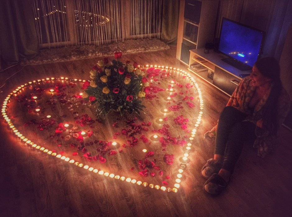 Лепестки роз и свечи на полу